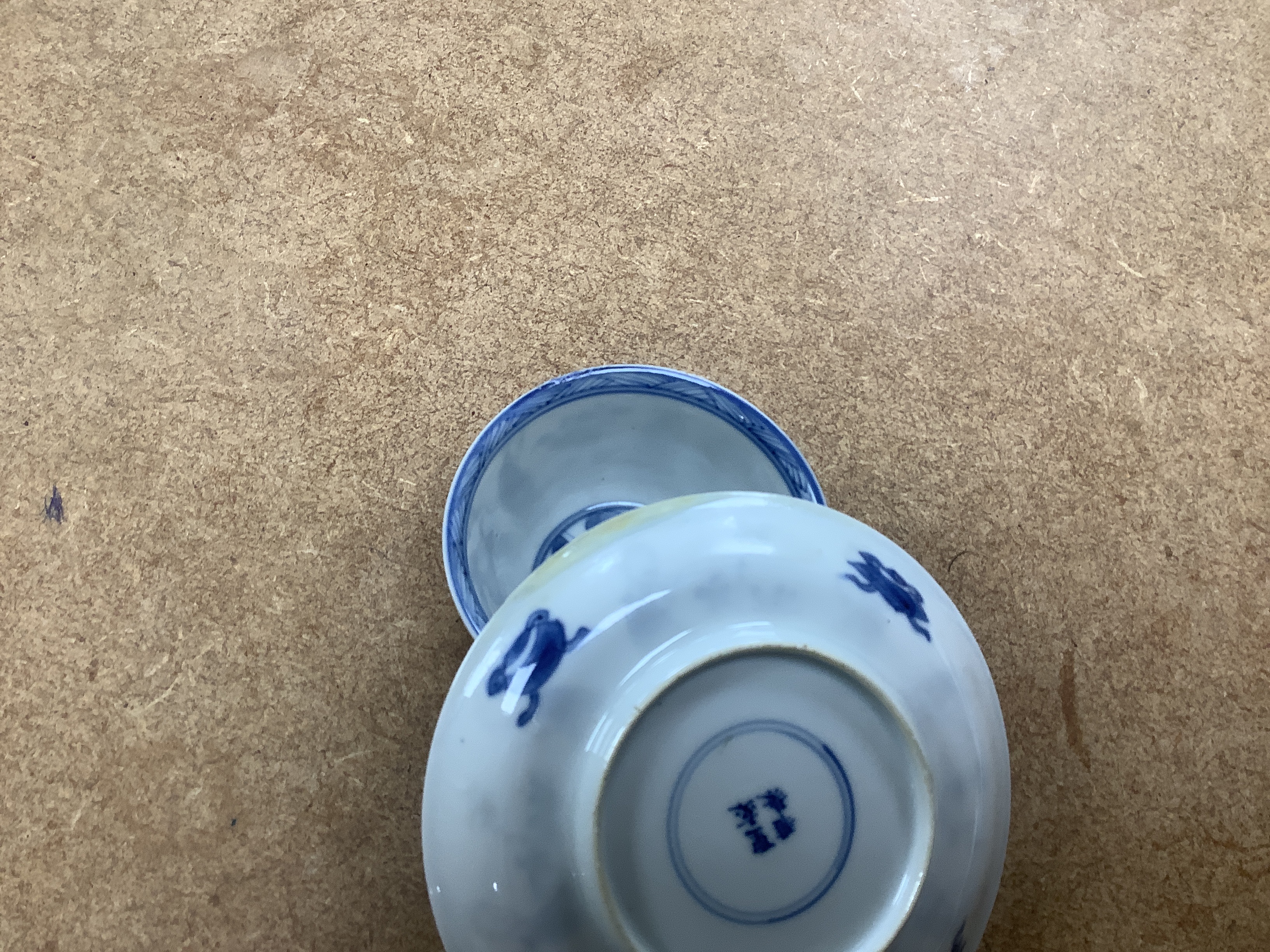 A Chinese Kangxi blue and white tea bowl and saucer, 10cm diameter